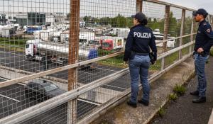 Le Volanti sventano il suicidio di un cittadino straniero, dal cavalcavia di via Paradigna.