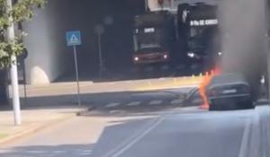 Attimi di paura nel sottopassaggio della stazione: auto in fiamme, vigili del fuoco al lavoro