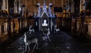 Spunta un castello al centro della sala consiliare