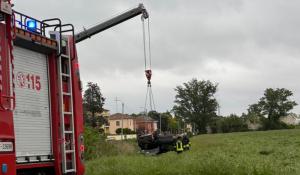 Via Martiri della Liberazione a Vicofertile, auto ribaltata: vigili del fuoco al lavoro