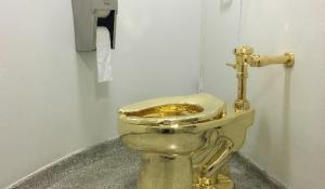 Cattelan, il water a 18 carati all'asta da Sotheby's