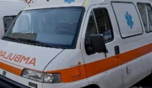 Si schianta con l'auto contro una cabina elettrica: finisce al pronto soccorso
