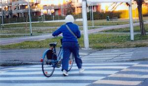 Investiti due pedoni davanti al supermercato: un 69enne e una 67enne feriti