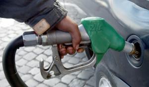 Code ai distributori dopo il taglio delle accise a Parma: alcune pompe a secco in 24 ore. Prezzi ai minimi da 4 anni in Italia