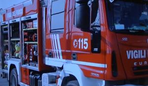 Via Colorno, camion si ribalta e finisce nel canale