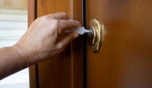 L'ultima &laquo;arma&raquo; dei ladri? Un tubetto di colla