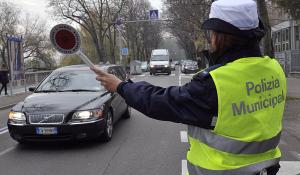 Via dei Farnese chiusa fino al 10 maggio: deviazioni obbligatorie, senso unico alternato e permessi sosta per i residenti
