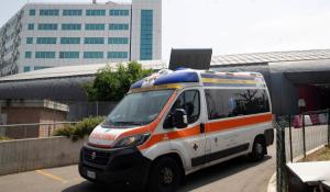 Scontro fra auto e scooter in via Gramsci