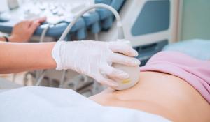 Bimbo nato senza gambe: il ginecologo dovrà risarcire 350mila euro alla famiglia. La giudice: «Grave inadempimento, non diagnosticò la patologia»