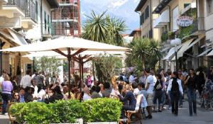 Bimba investita da una macchinina a Forte dei Marmi