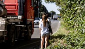 «Manca il marciapiede, quando prendiamo l'autobus le macchine ci sfiorano»