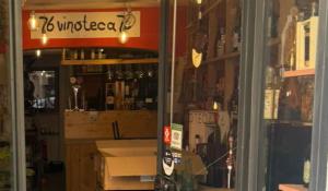 Raid alla Vinoteca: sparite bottiglie e un cavatappi