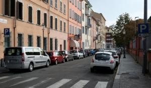 Anziano col bastone derubato del portafogli da due donne con i bimbi, ritrovati solo i documenti