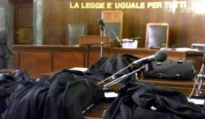 «Devi pagare l'affitto». E poi lo accoltella a un braccio
