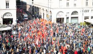 Migliaia in corteo, tangenziale bloccata dai Propal. Treni cancellati, scuole chiuse a singhiozzo
