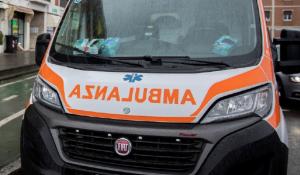 Anziano travolto sulle strisce pedonali. Una passante: «Io la prima a soccorrerlo»