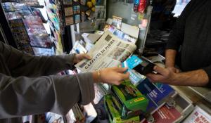 Addio ai contanti, ora anche caffè e giornale si pagano con le «carte». Le testimonianze dei parmigiani