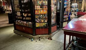 «Piazza Garibaldi, tutte le mattine l'edicola assediata dai rifiuti»