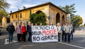 Lenzuolata e trecento firme per chiedere la rotatoria lungo via Traversetolo