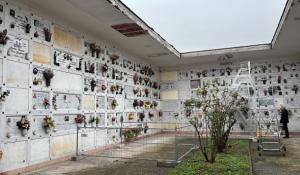 Buche e soffitti rotti dentro i cimiteri di Valera e Marore