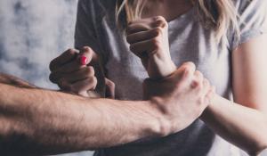 «Ti ammazzo», poi scaraventa la compagna contro una porta a vetri che la travolge: condannato