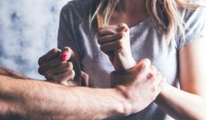 «Quel figlio non è mio». E per anni minaccia e aggredisce la compagna