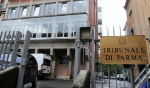 Picchiato e rapinato nei bagni di un pub: 3 anni e mezzo all'aggressore