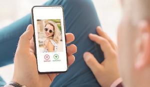 Ricattato da due trans dopo l'incontro hot: «Paga o tutti sapranno»