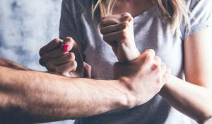 «Sarò tranquillo quando sarai sottoterra». E per anni umilia e riempie di botte l'ex compagna