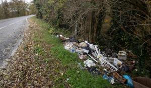 I residenti: «Strada del Traglione è una discarica a cielo aperto»