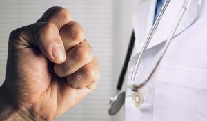 Pazienti aggressivi: in aumento insulti e minacce a medici e infermieri