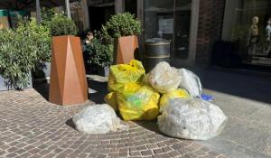 Vignali: «Rifiuti, in dieci mesi 2.501 abbandoni: bisogna tornare al cassonetto»