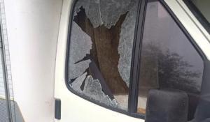 Trova due intrusi nel camper: aggredita