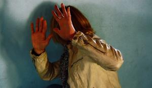 «Ti ammazzo»: riempie di calci la vicina davanti a casa e le frattura una vertebra: condannata 57enne