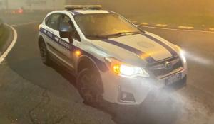 Vuole saltare nell'altra corsia per aiutare la fidanzata, ma precipita: grave 30enne