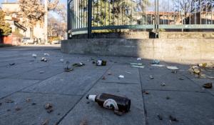 Piazzale Santa Croce, marciapiede ricoperto da vetri e bottiglie. L'edicolante: «Un gruppo di tunisini lo ha ripulito»