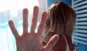 Molesta la coinquilina mentre dorme: 29enne condannato