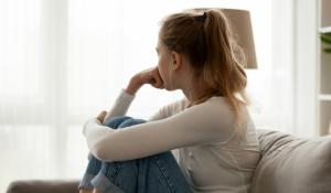 &laquo;Ti taglio le mani&raquo;: minacce e botte alla figlia 13enne. Genitori condannati