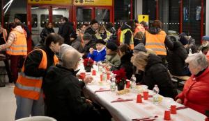 La cena per i poveri e i senzatetto: in stazione una serata che scalda il cuore