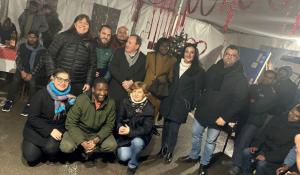 La lingua universale delle note porta gioia al centro d'accoglienza