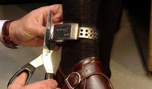 Taglia il braccialetto elettronico e continua a minacciare l'ex moglie