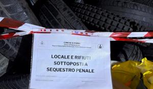 Una montagna di pneumatici pronti a partire per l'Africa