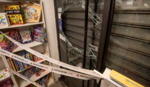 Spaccata alla libreria della Ghiaia. E il titolare sdrammatizza sul web