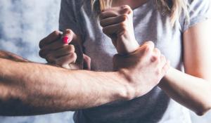 &laquo;Se ti trovo con un altro, ammazzo tutti e due&raquo;: condannato