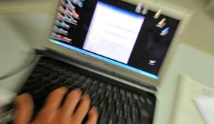 Si finge 16enne e gli invia foto hot, poi lo ricatta: &laquo;Dammi 400 euro o dico tutto a tua moglie e ti denuncio&raquo;