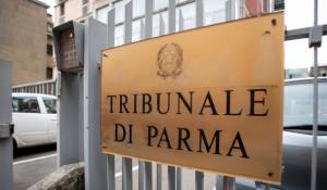 Venditore di rose preso a calci in faccia: 22enne patteggia due anni e mezzo