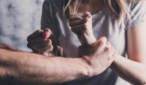 Anni di minacce e botte, poi lei lo lascia e lui piazza un Gps in auto per controllarla