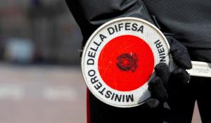Non si ferma all'alt dei carabinieri e semina il panico per 5 chilometri