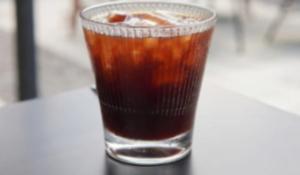 &laquo;Mi offre gli amari?&raquo;. Il ristoratore dice no e lui gli scaglia il bicchiere in fronte