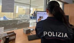 Va in questura per avere il permesso di rifugiata: e l'arrestano